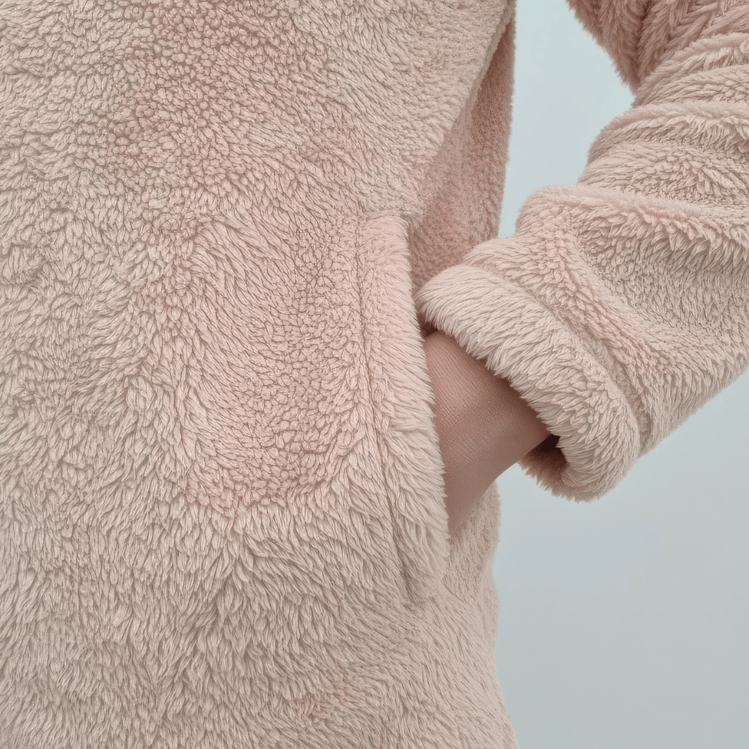 Mekana ženska teddy majica – topla, plišana dukserica u puder rozoj boji na kopčanje naprijed