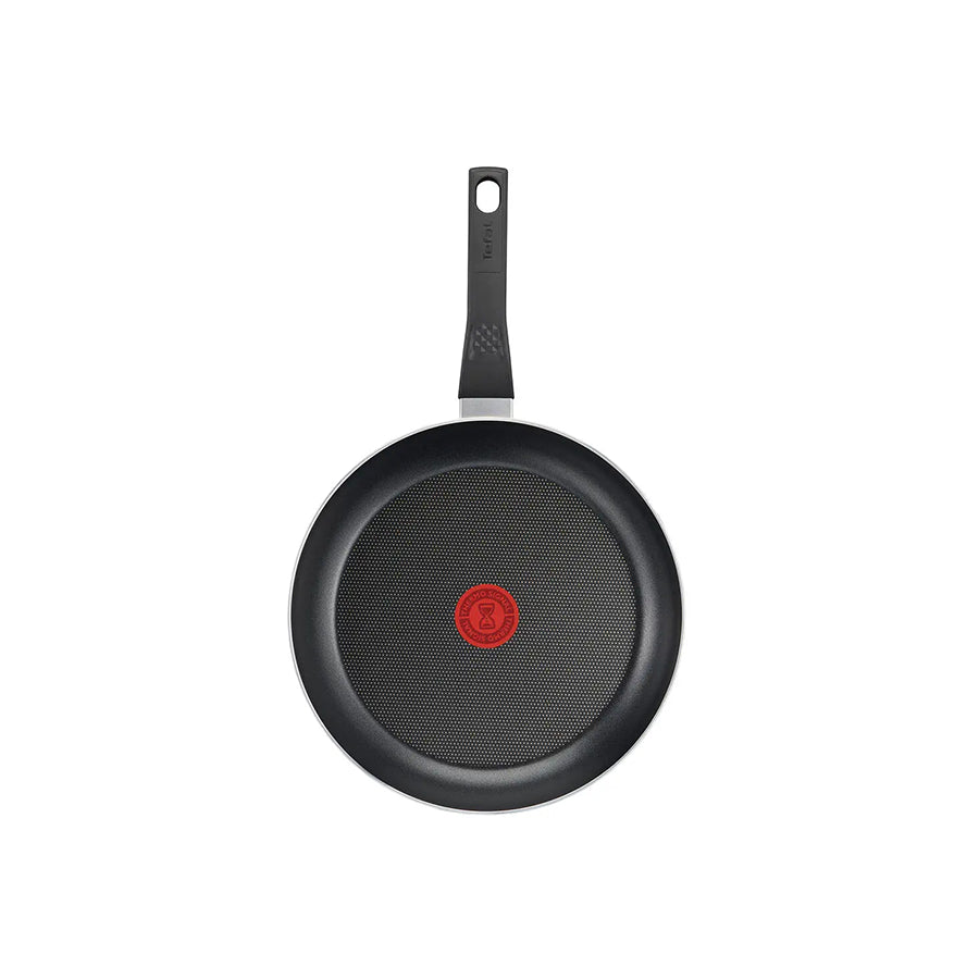 Tefal B5560453 tava u kuhinji, crna s plastičnim drškom, prikazana na slici za kuhanje i pečenje.