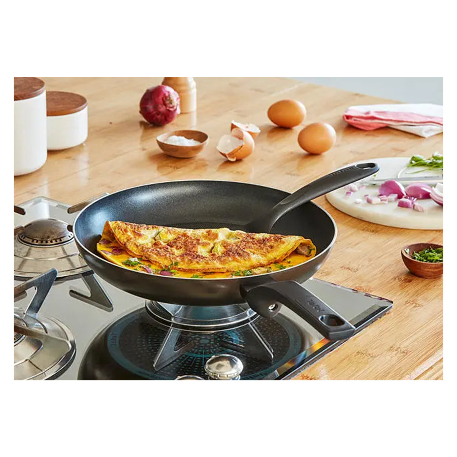 Tefal B5560453 tava Omega, glatka površina za kuhanje, prikazana na slici, idealna za pripremu raznih jela.