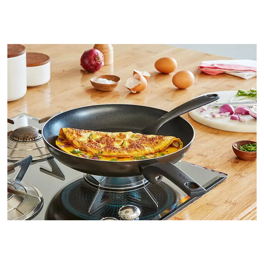 Tefal Simply Clean B5670453 tava s neprijanjajućim premazom, prikazana s ravnom površinom i drškom za kuhanje.