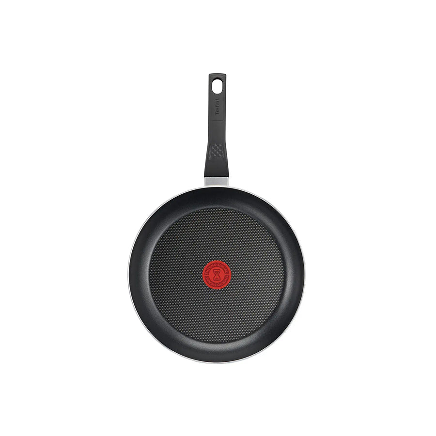 Tefal Omega tava B5670653 s non-stick površinom, prikazana na slici s drškom i ravnom bazom za kuhanje.