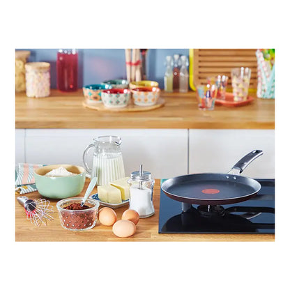 Tefal B5671053 tava za palačinke s neprijanjajućom oblogom, Omega brend, prikaz površine i drške za kuhanje.