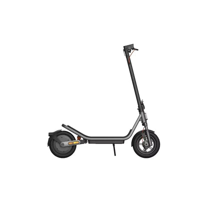 Električni romobil Xiaomi Electric Scooter 6 BHR08R2GL na prikazu, crni model s kotačima i upravljačem.