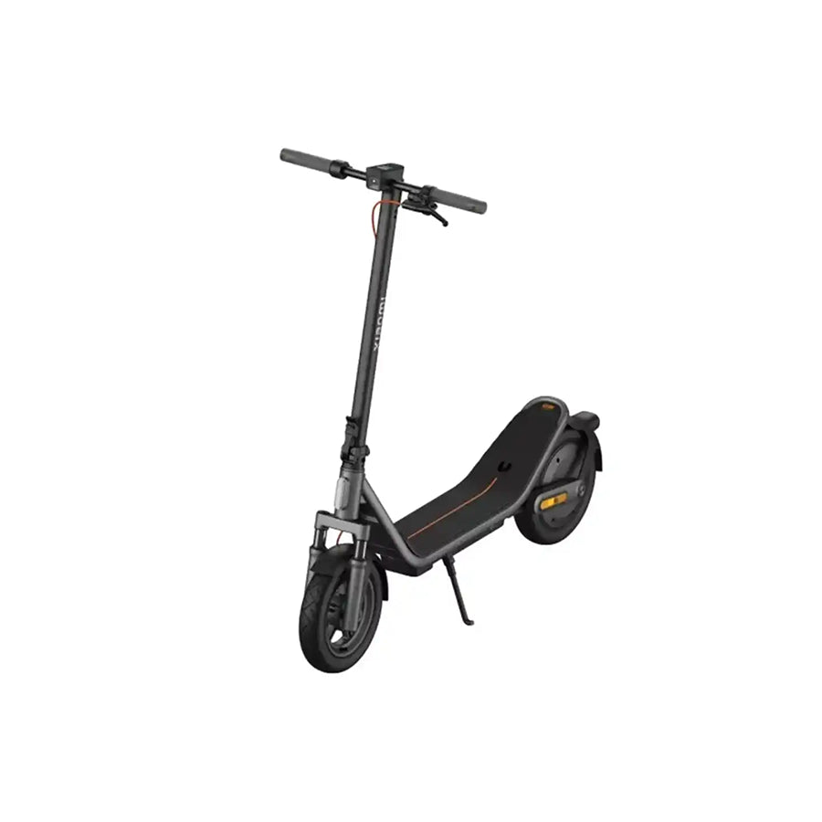 Električni romobil Xiaomi Scooter 6 BHR08R2GL brenda Omega, prikazan s kotačima i upravljačem na slici.