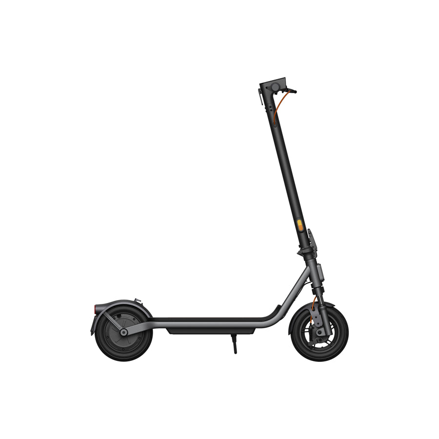 Xiaomi električni romobil Xiaomi Electric Scooter 6 Lite Omega, prikazan s crnim i sivim dizajnom, kotačima i upravljačem.