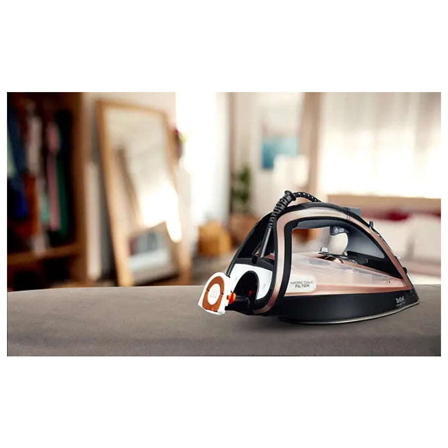 Tefal FV9845E0 parna pegla, Omega model s tankom za vodu i regulacijom temperature, prikazana na slici.