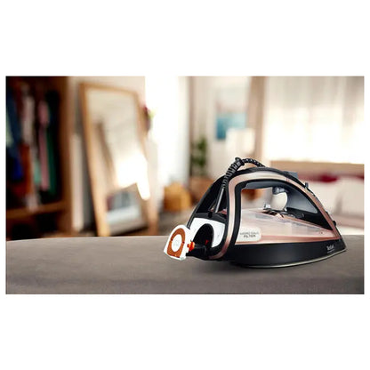 Tefal FV9845E0 parna pegla, Omega model s tankom za vodu i regulacijom temperature, prikazana na slici.