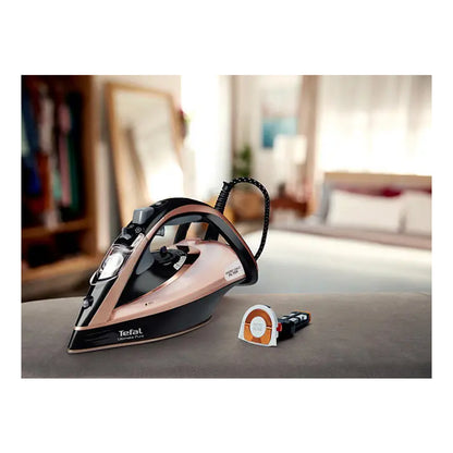 Tefal FV9845E0 parna pegla s prikazom temperature i žicom, bijelo-plavi dizajn, za glačanje odjeće kod kuće.