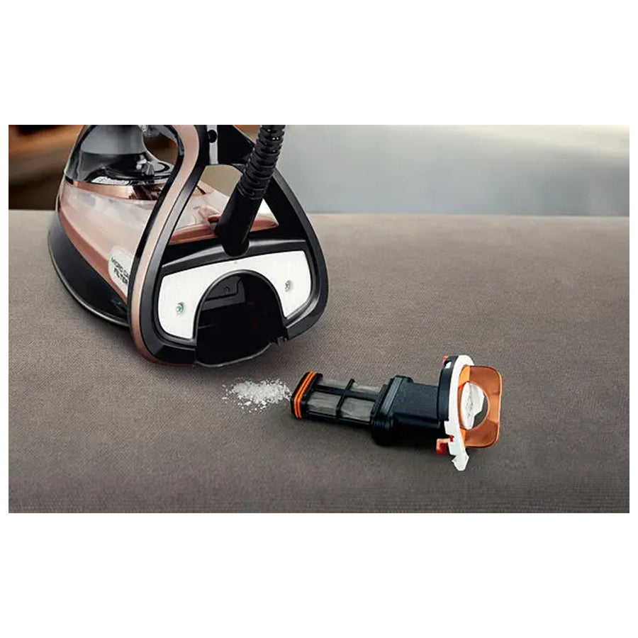 Okrugla Tefal FV9845E0 parna pegla s prikazom na zaslonu i ručkom za lako upravljanje, na bijeloj površini.