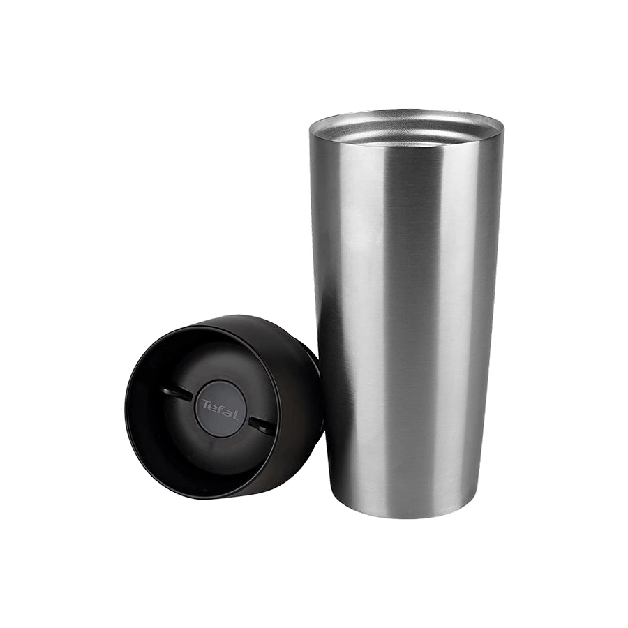 Tefal K3080114 termo putna čaša Omega, srebrna s crnim poklopcem, za toplu i hladnu piće, prikazana na slici.