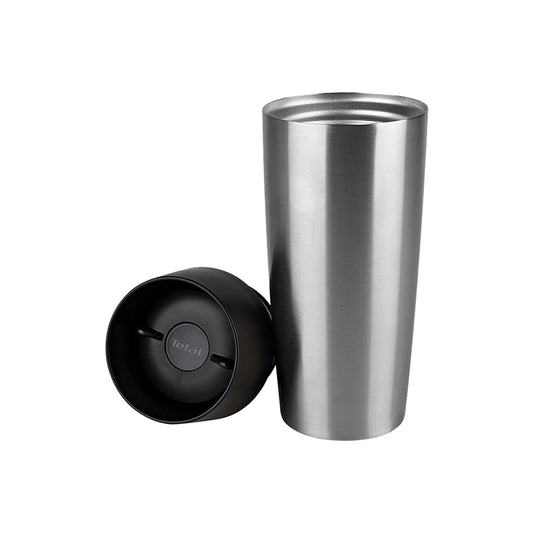 Tefal K3080114 termo putna čaša Omega, srebrna s crnim poklopcem, za toplu i hladnu piće, prikazana na slici.