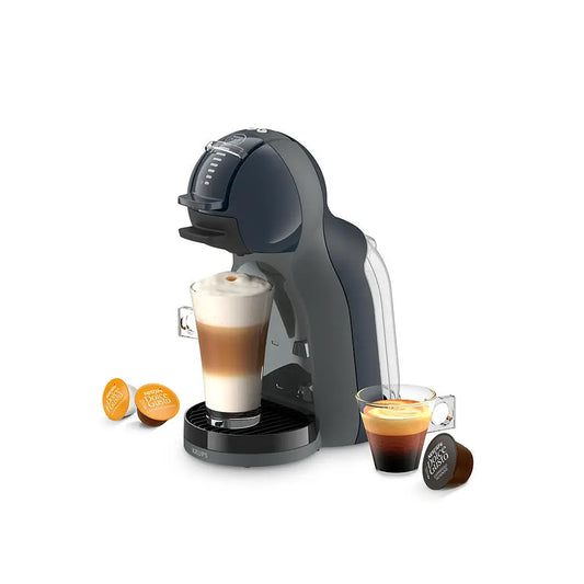 Omega Krups Dolce Gusto Mini Me 2 aparat za kavu na kapsule, bijela boja, prikazuje kafu u čaši i kontrolne gumbe.