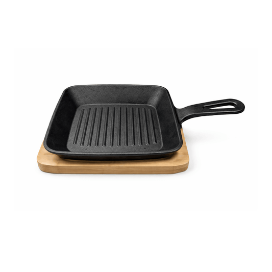 Manja tava od lijevanog željeza na drvenoj dasci 22x14cm