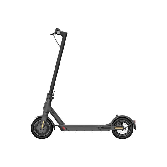 Električni romobil Xiaomi Essential brenda Omega, prikazan na slici, s sklopivom dizajnom i ručkama za vožnju.