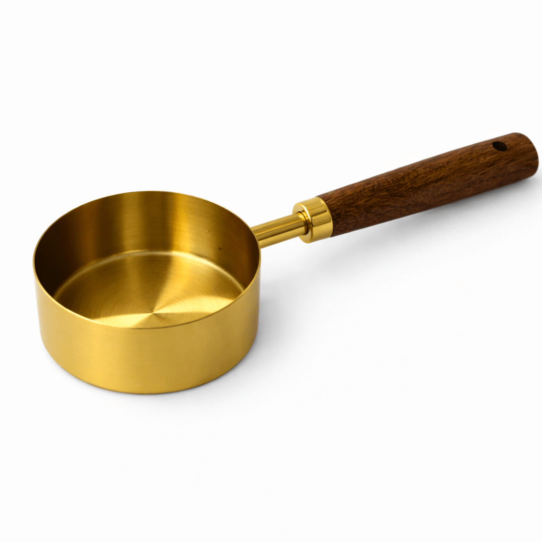 Kuhinjska mjerica 125 ml (1/2 cup) – metalna zlatna mjerna posudica s drvenom drškom, 18,5×7×3 cm