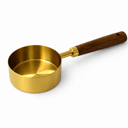 Kuhinjska mjerica 125 ml (1/2 cup) – metalna zlatna mjerna posudica s drvenom drškom, 18,5×7×3 cm