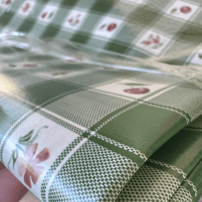 Sermat PVC mušema stolnjak Vodootporni – Zelena kocka s cvjetićima i trešnjama 140 × 180 cm