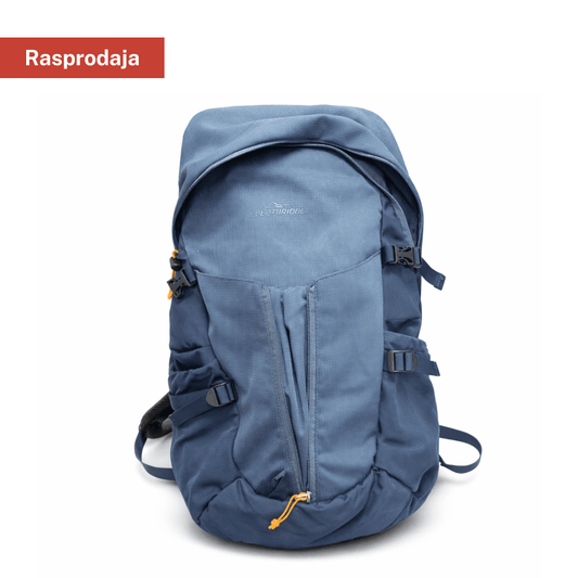 Plavi planinarski ruksak s pojasnim remenom i mrežastim leđima