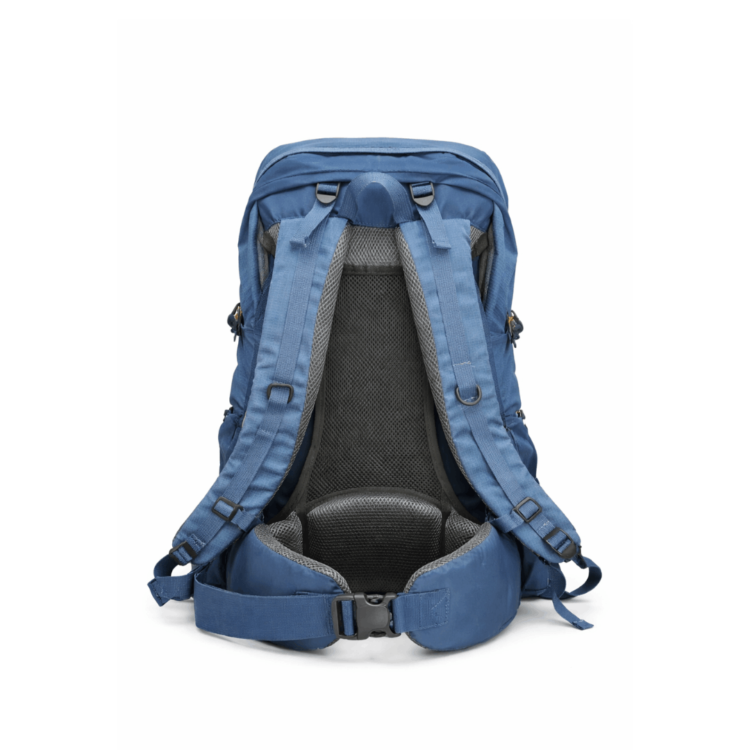 Plavi planinarski ruksak s pojasnim remenom i mrežastim leđima