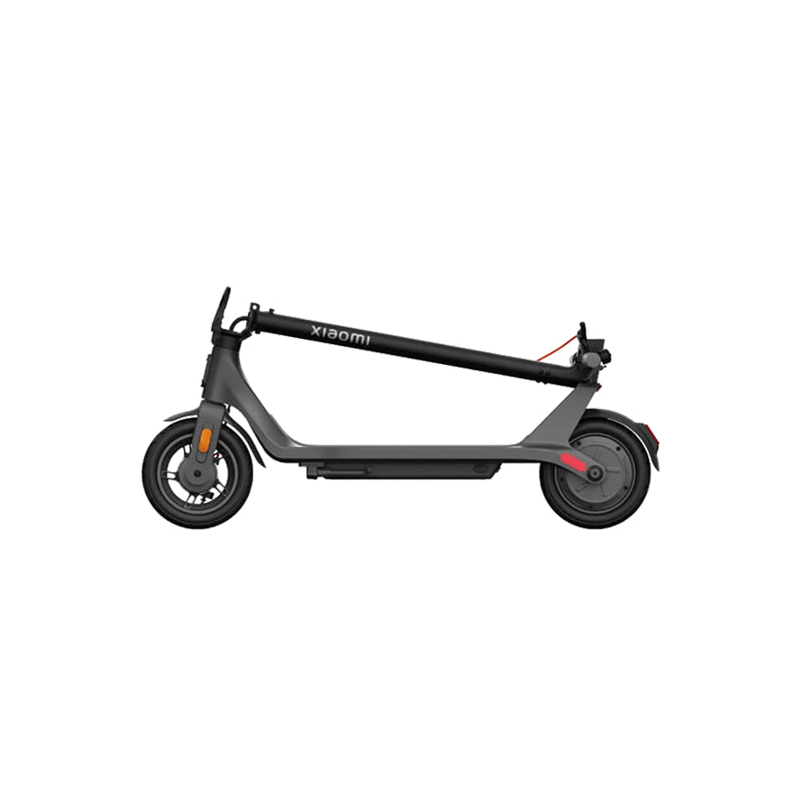 Xiaomi Scooter 4 Lite 2. generacije električni romobil Omega, prikazan na slici s kotačima i upravljačem u fokus