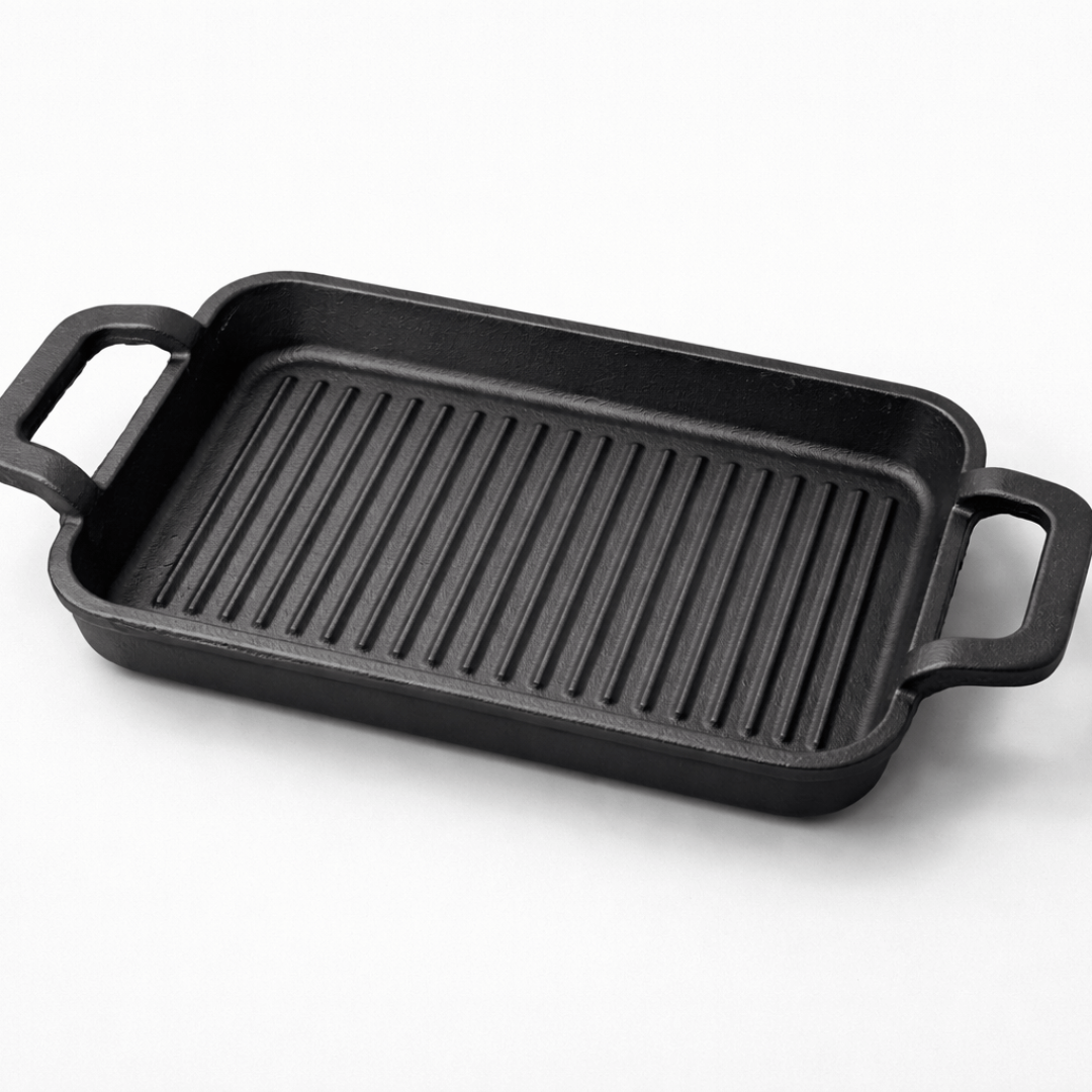 Tava od lijevanog željeza na drvenoj dasci