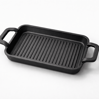 Tava od lijevanog željeza na drvenoj dasci