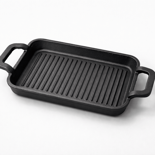 Tava od lijevanog željeza na drvenoj dasci