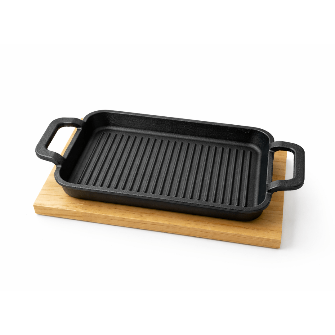 Tava od lijevanog željeza na drvenoj dasci