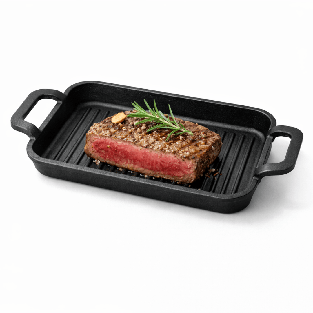 Tava od lijevanog željeza na drvenoj dasci