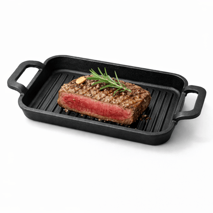 Tava od lijevanog željeza na drvenoj dasci