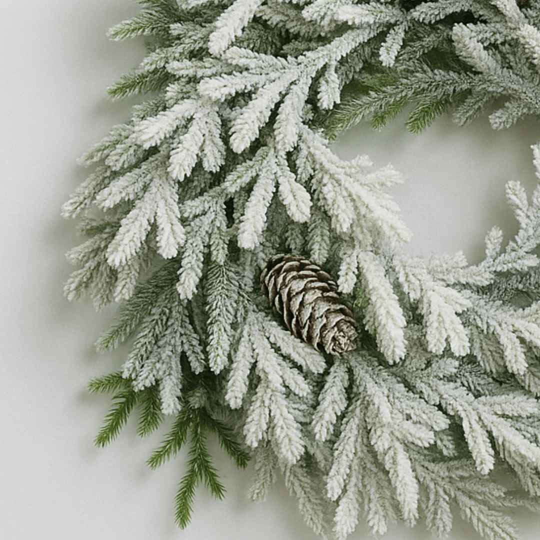 Vijenac s efektom snijega – 30 cm, borove grančice i šišarike