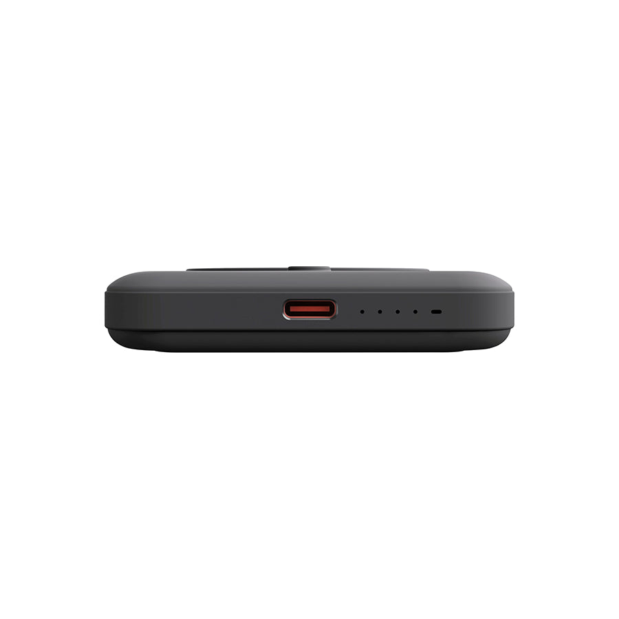 Omega Yenkee YPB 501 bežični powerbank s 5000 mAh, 20 W Power Delivery i do 15 W bežičnog punjenja, prikaz na slici.