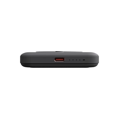 Omega Yenkee YPB 501 bežični powerbank s 5000 mAh, 20 W Power Delivery i do 15 W bežičnog punjenja, prikaz na slici.