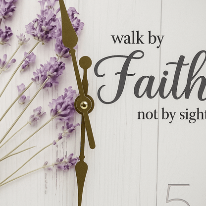 Zidni sat lavanda 30 cm – dekorativni okrugli sat sa natpisom, za dnevni boravak i kuhinju