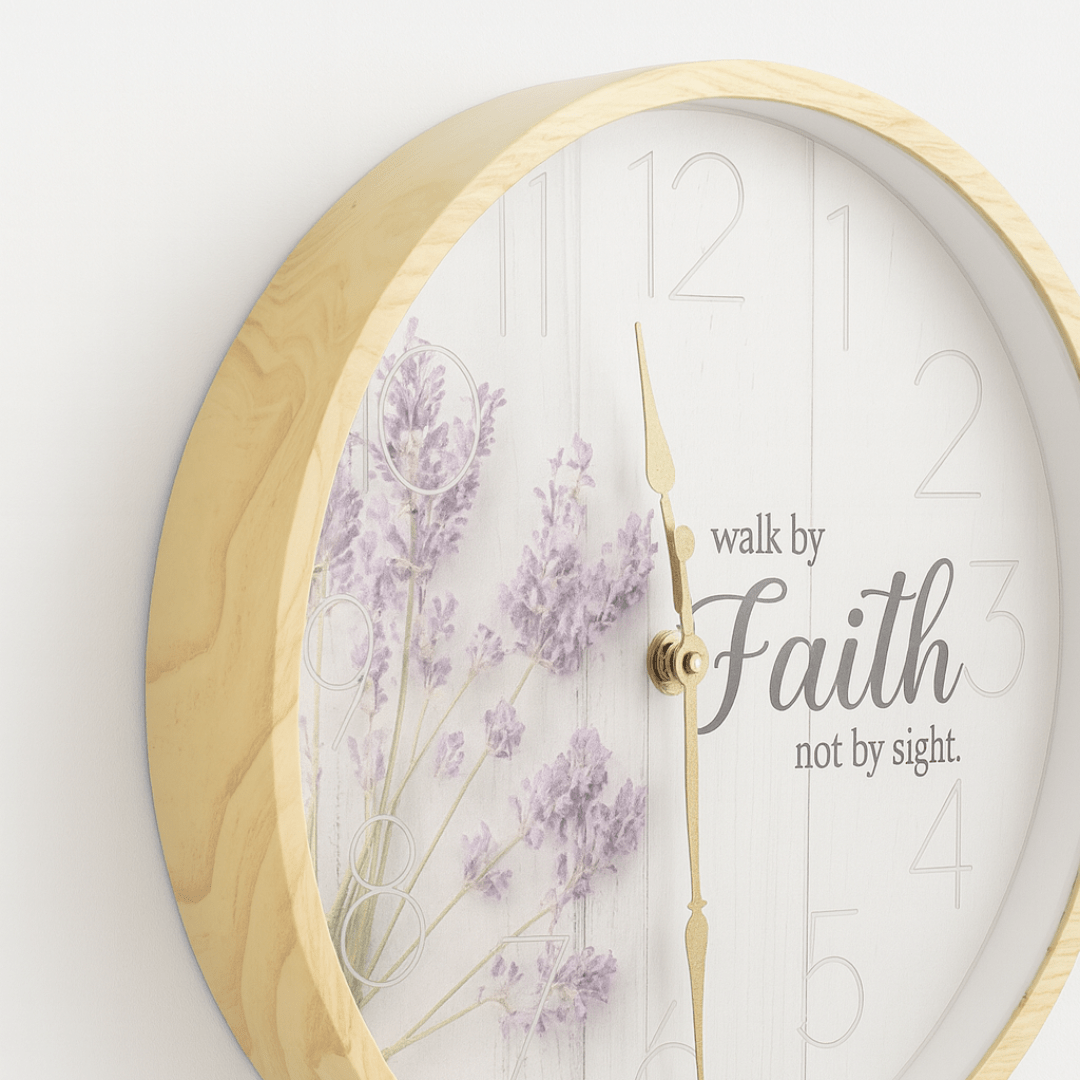 Zidni sat lavanda 30 cm – dekorativni okrugli sat sa natpisom, za dnevni boravak i kuhinju