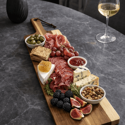 Crofton daska za serviranje i rezanje – drvena, dugačka s ručkom i vezicom