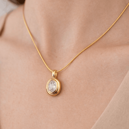 Zlatna ogrlica s ovalnim kristalom – elegantni lančić